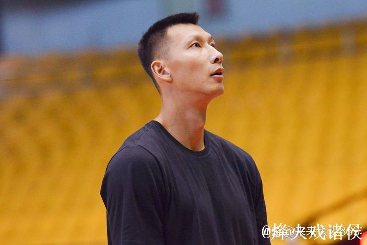 易建联沉默引人深思 能否一笑化解危机？